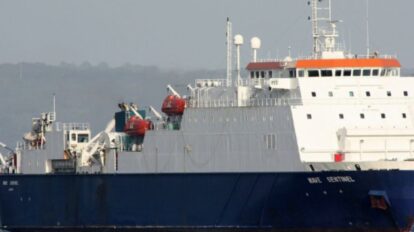 Buque de Cirion viene a reparar cable submarino de fibra optica.