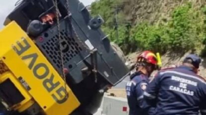Gandola volcada en autopista