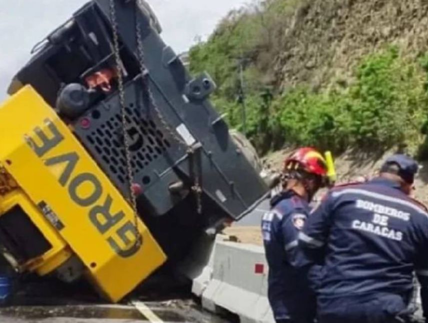 Gandola volcada en autopista