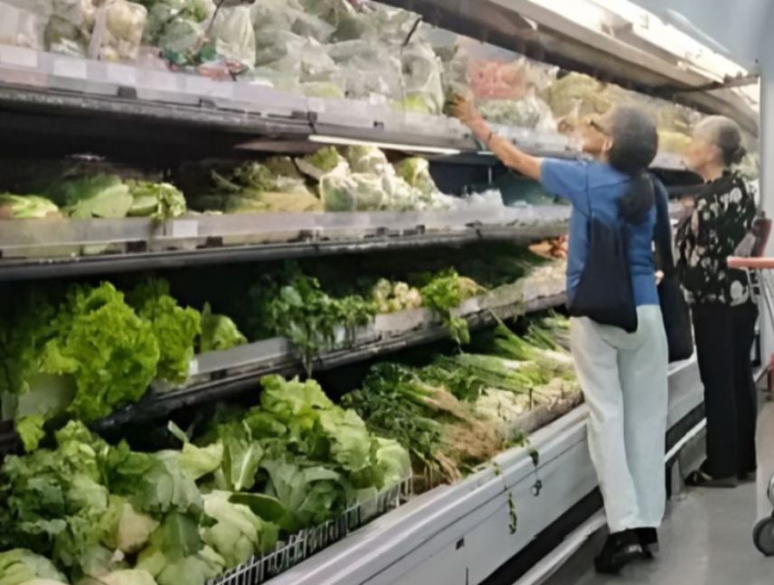 Garantizan abastecimiento de alimentos en supermercados.