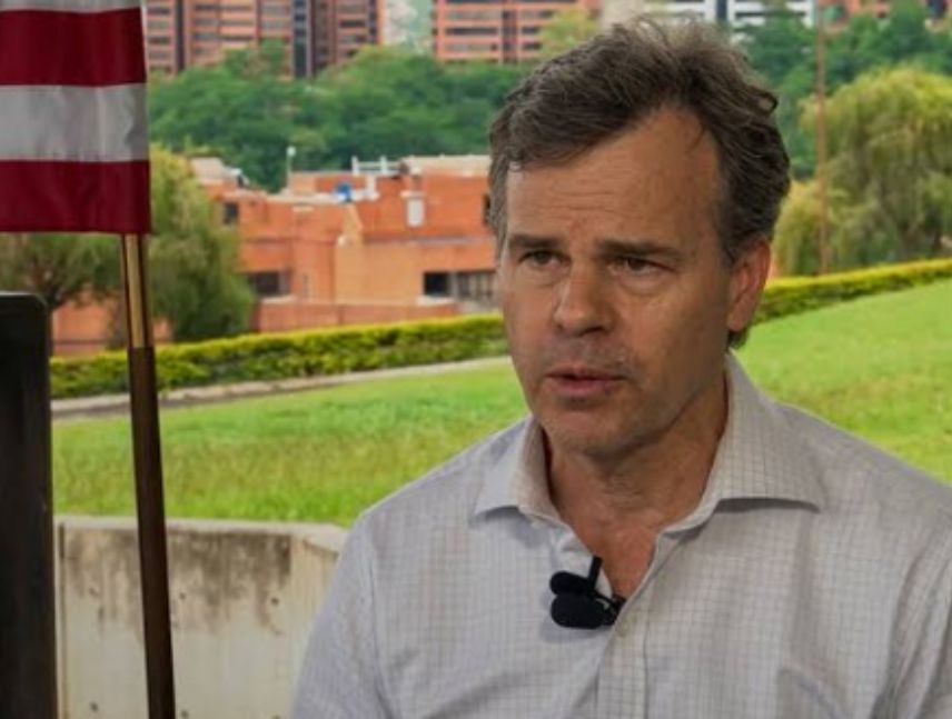 John Barrett recursos petroleros se usarán para levantar al país.