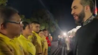 Bukele condecora a rescatistas que estuvieron en Venezuela.