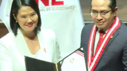 Keiko Fujimori recibe credenciales como presidente de Perú.