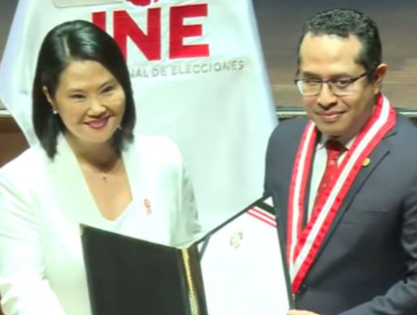Keiko Fujimori recibe credenciales como presidente de Perú.