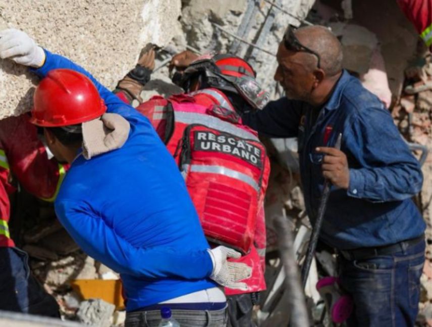 Trabajadores de guayana apoyan en rescates en La Guaira