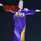 Cristo Redentor se iluminó en Brasil en homenaje a las víctimas de los terremotos.