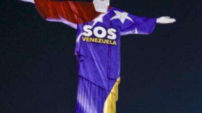 Cristo Redentor se iluminó en Brasil en homenaje a las víctimas de los terremotos.