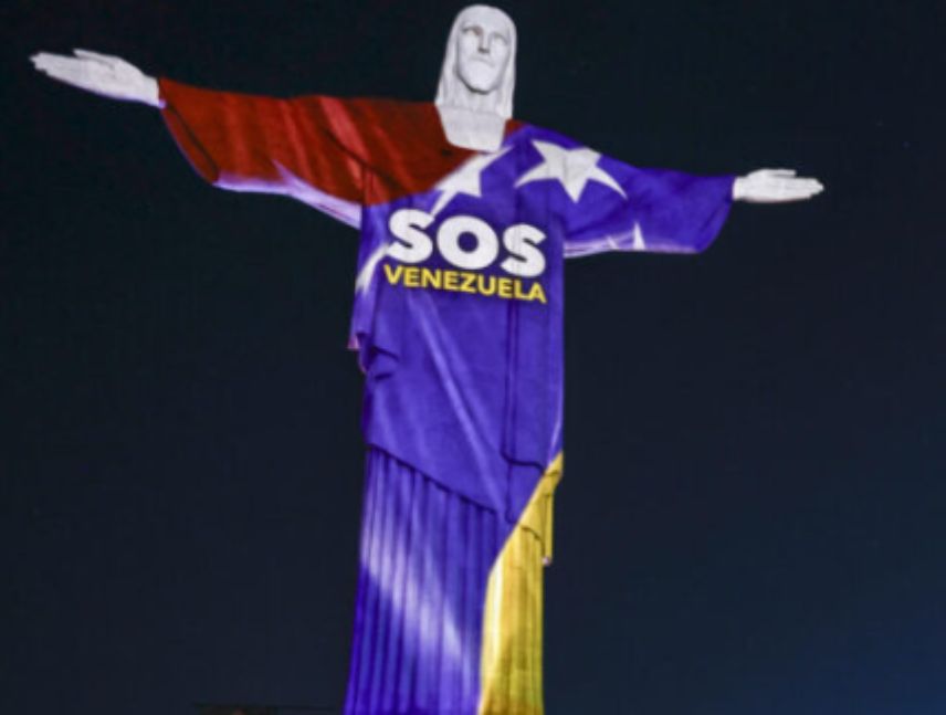 Cristo Redentor se iluminó en Brasil en homenaje a las víctimas de los terremotos.