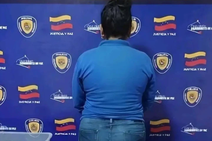 Detienen a mujer por presunto delito de ilícito cambiario