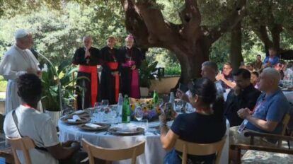 Papa almuerza con pobres y migrantes en Castel Gandolfo