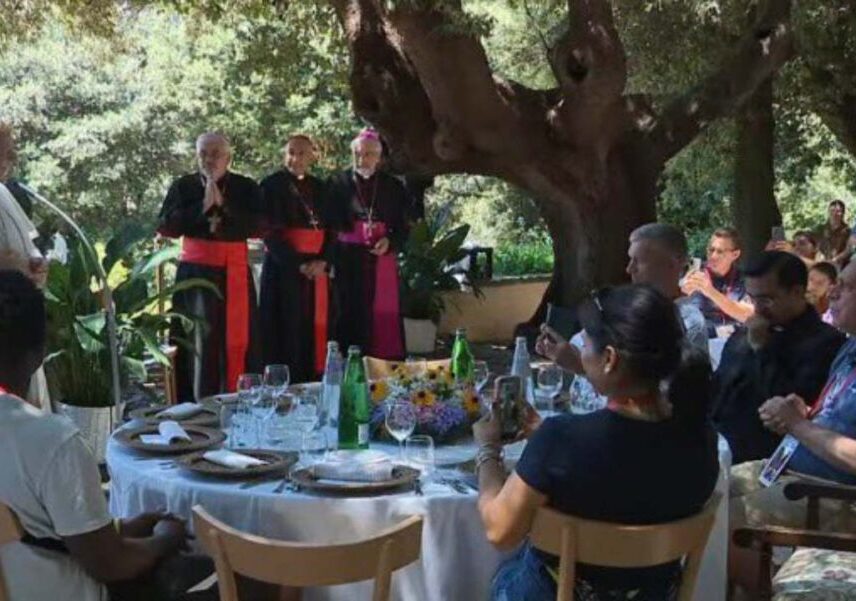 Papa almuerza con pobres y migrantes en Castel Gandolfo