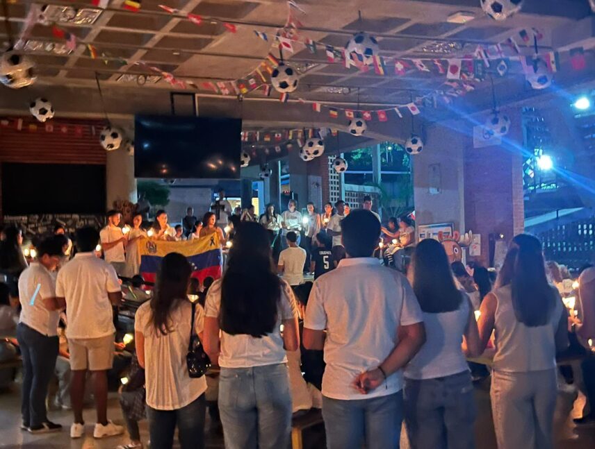 Realizan rosario iluminado en la Ucab Guayana