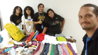 Cultores de Ciudad Guayana fabrican títeres para niños en refugios