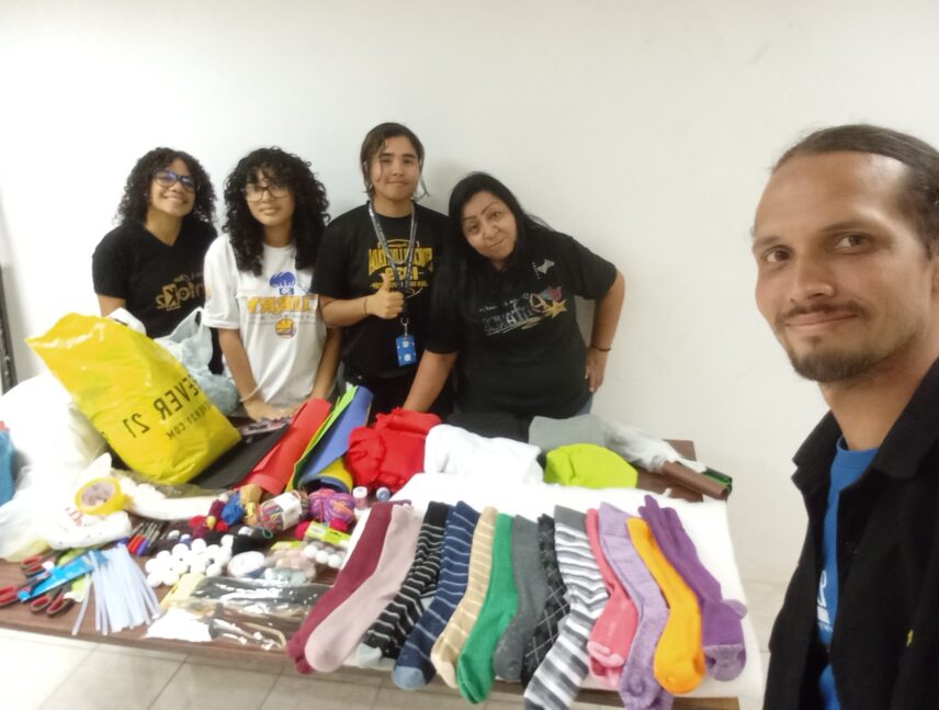 Cultores de Ciudad Guayana fabrican títeres para niños en refugios