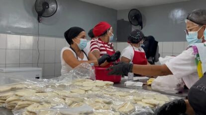 Madres cocineras preparan más tres mil comidas para campamentos transitorios