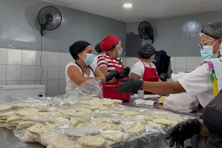 Madres cocineras preparan más tres mil comidas para campamentos transitorios