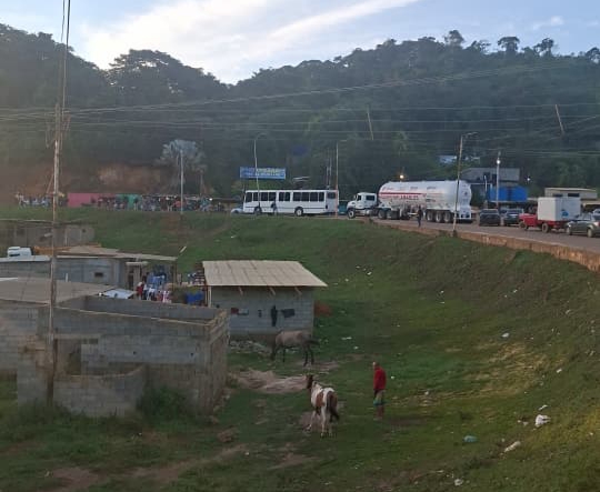 Mantienen protesta en la Troncal 10 por cortes eléctricos