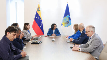 Delcy Rodríguez sostiene encuentro con directivos del BID en Caracas