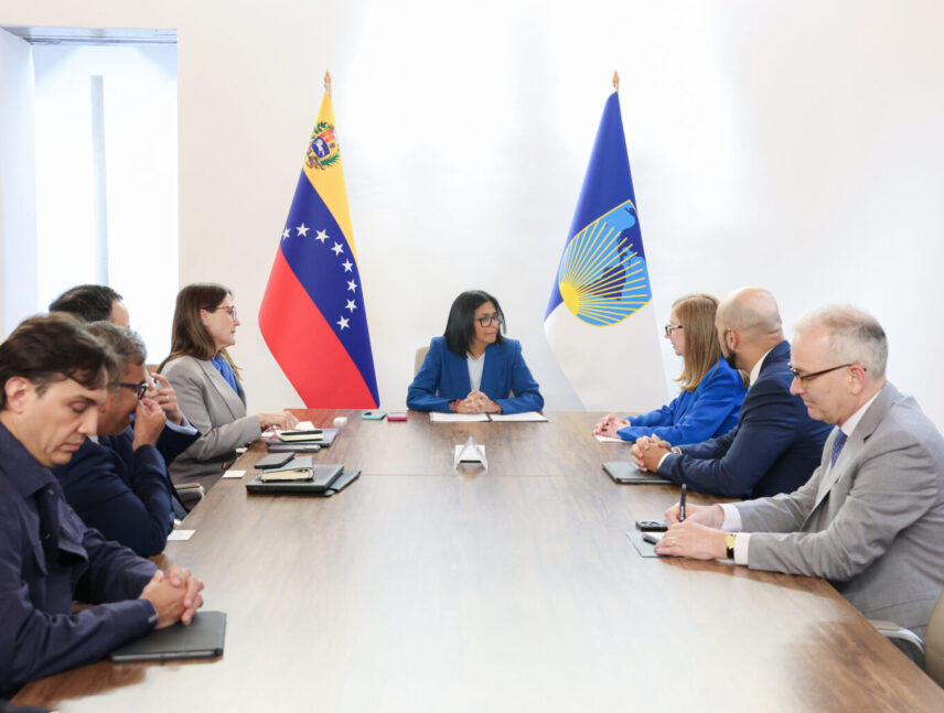 Delcy Rodríguez sostiene encuentro con directivos del BID en Caracas