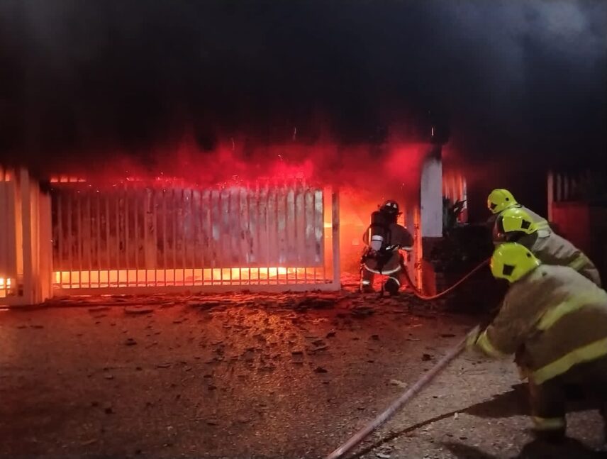 Voraz incendio de cuatro carros se registra en Maracaibo