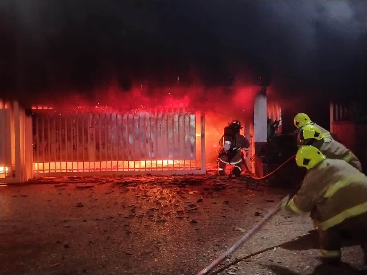 Rápida acción de Bomberos de Maracaibo evita tragedia en incendio de sector La Lago