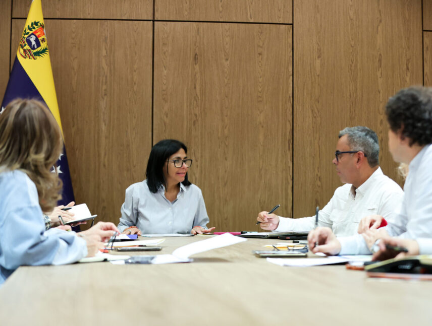 Presidenta (e) revisa avances del Plan Venezuela Renace y entrega de viviendas