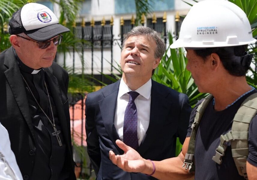 Encargado de negocios de EEUU inspeccionó templo afectado en Caracas