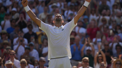 Djokovic iguala récord de victorias de Federer en Wimbledon