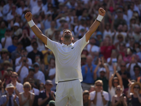Djokovic iguala récord de victorias de Federer en Wimbledon