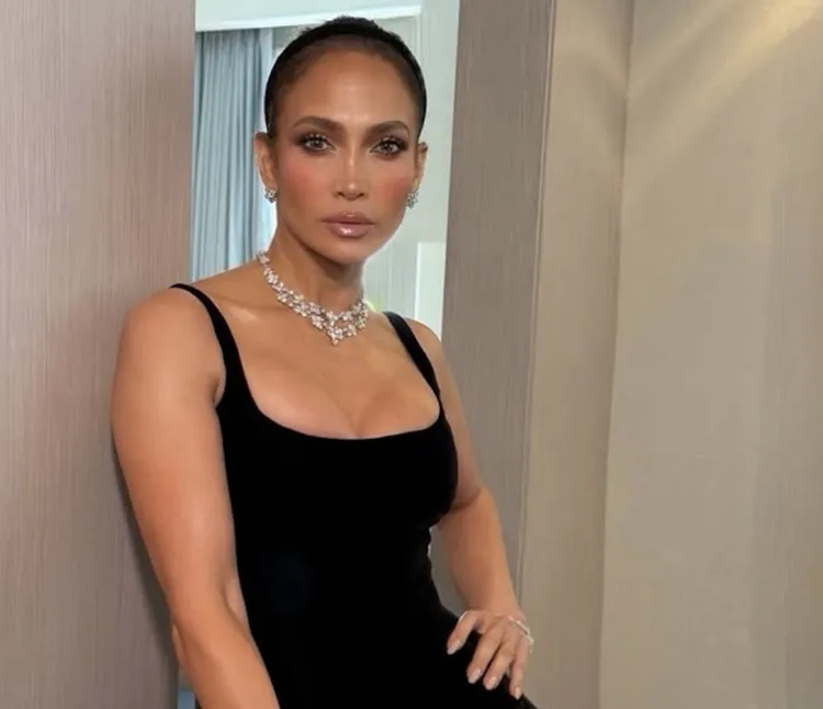 Jennifer Lopez deslumbra en boda Taylor Swift y Travis Kelce