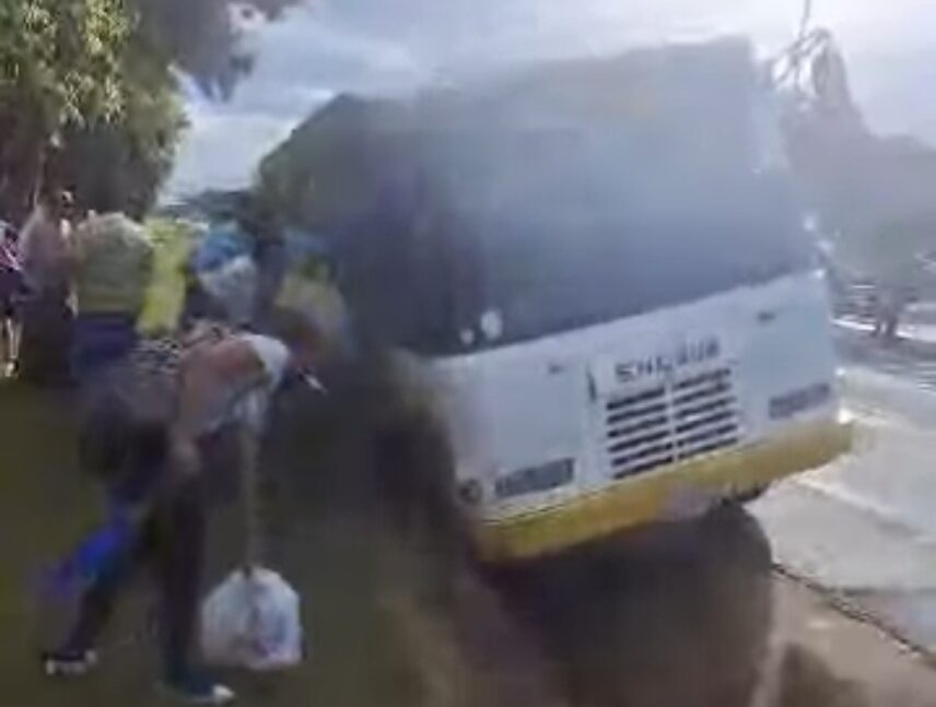 Autobús pierde los frenos en la avenida Guayana