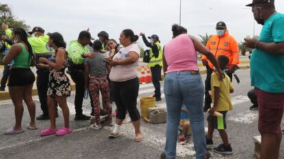 Damnificados protestan en La Guaira para exigir reubicación