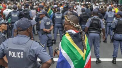 Un muerto y 900 detenidos por manifestaciones en Sudáfrica