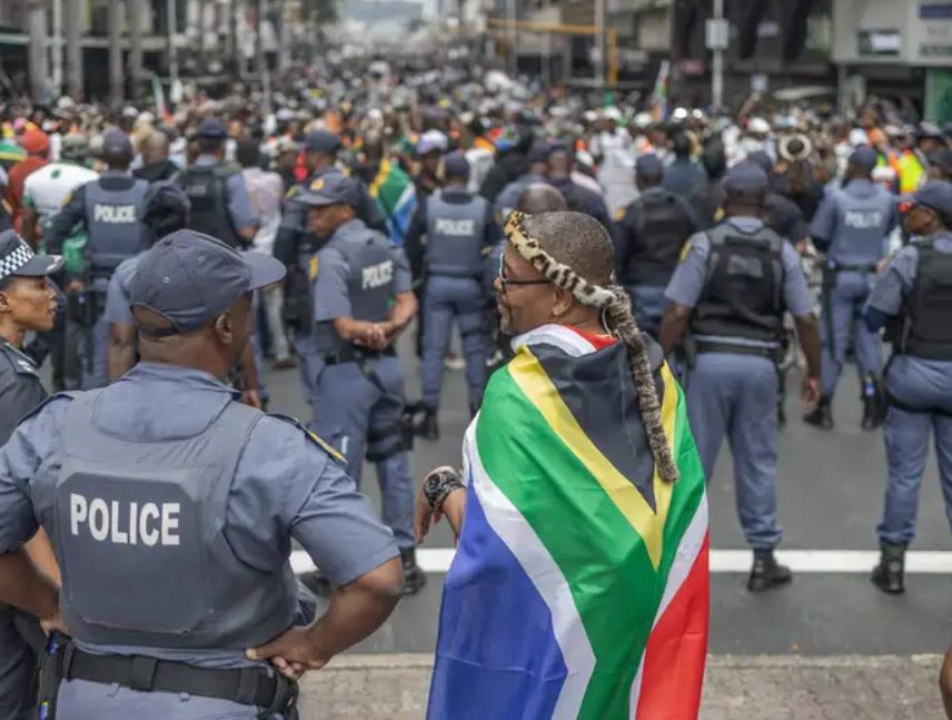 Un muerto y 900 detenidos por manifestaciones en Sudáfrica