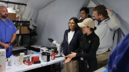 Presidenta (e) visita los hospitales de campaña de La Guaira