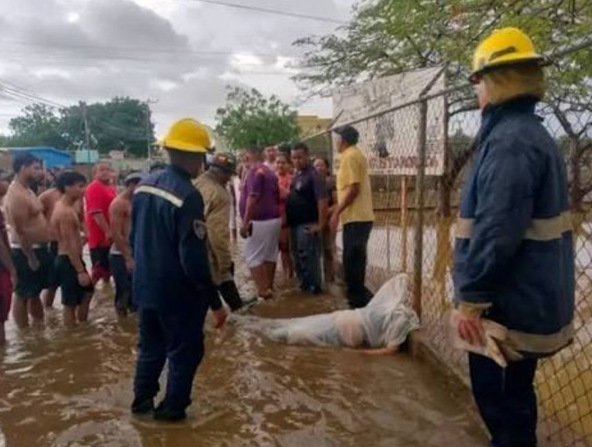 Descarga eléctrica en calle inundada deja dos fallecidos en Falcón