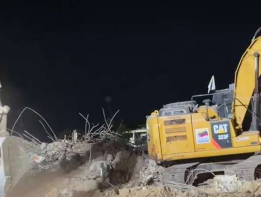 Despliegan más de 600 maquinarias para remover escombros en La Guaira