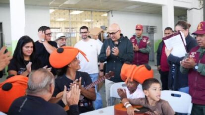 Continúa despliegue de ayuda en campamento transitorio en Catia