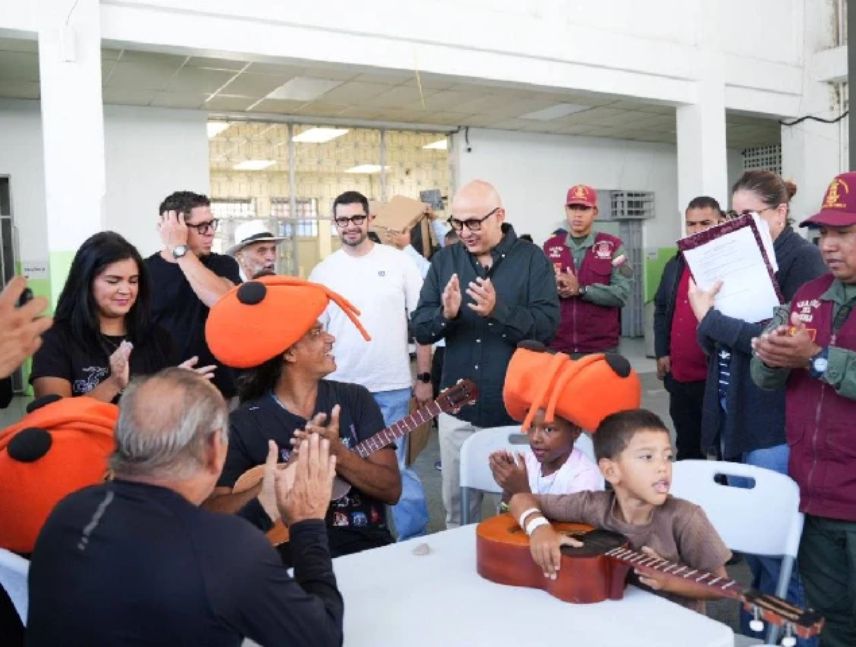 Continúa despliegue de ayuda en campamento transitorio en Catia