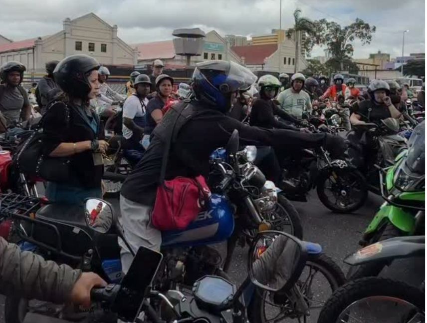 Denuncian restricción de acceso para motorizados hacia La Guaira