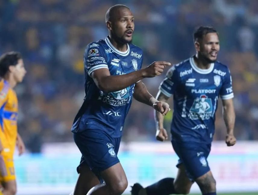 Salomón Rondón brilla con doblete en inicio del Apertura en México