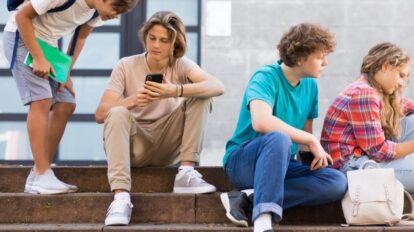 Francia prohíbe las redes sociales a los menores de 15 años