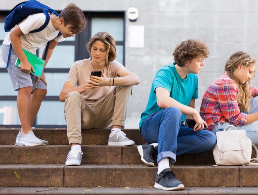 Francia prohíbe las redes sociales a los menores de 15 años