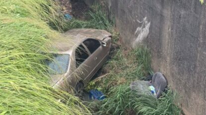 Rescatan a familia tras caer su vehículo a canal en Puerto Ordaz