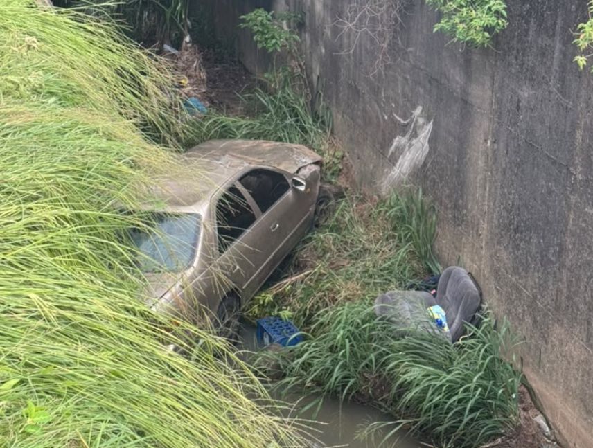 Rescatan a familia tras caer su vehículo a canal en Puerto Ordaz