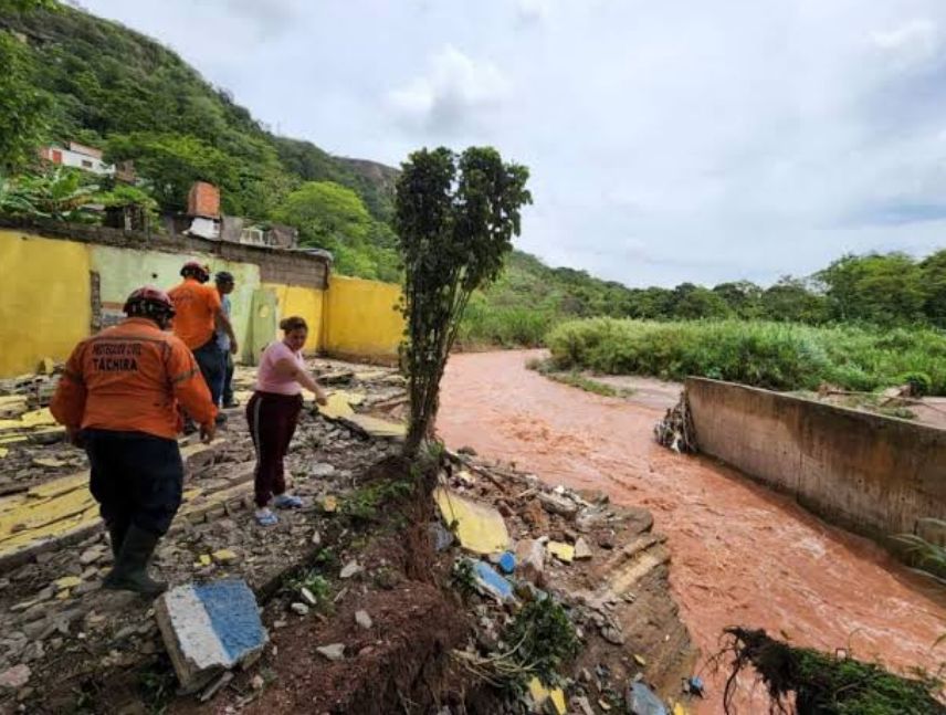 Lluvias provocan desbordamiento de quebradas en Táchira