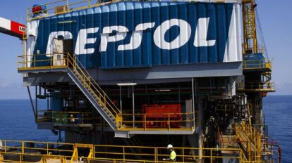 Repsol espera recibir cuatro barcos con crudo de Venezuela