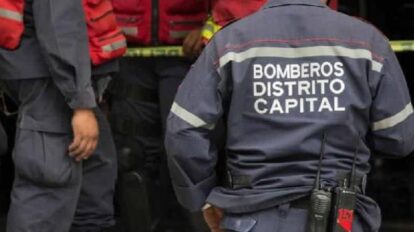 Bomberos de Caracas rescatan a dos personas tras caer en una fosa