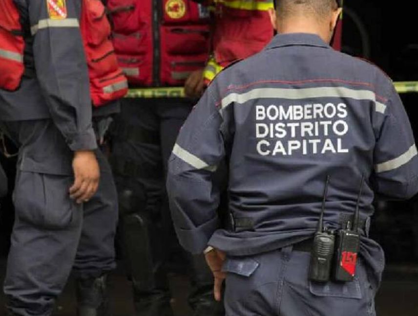 Bomberos de Caracas rescatan a dos personas tras caer en una fosa