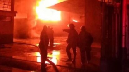 Reportan incendio en galpón de tanques plásticos en Aragua